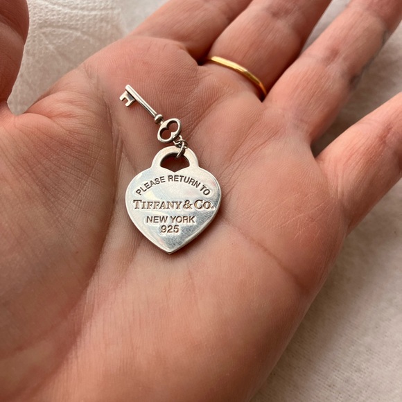 Authentic Tiffany & Co. RTT Heart & Key Retired pendant. Sterling Silver. - Picture 5 of 11
